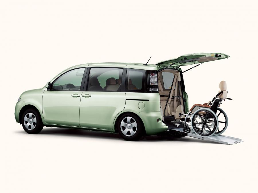  Toyota Sienta 2011 года  (фото 9 из 11)